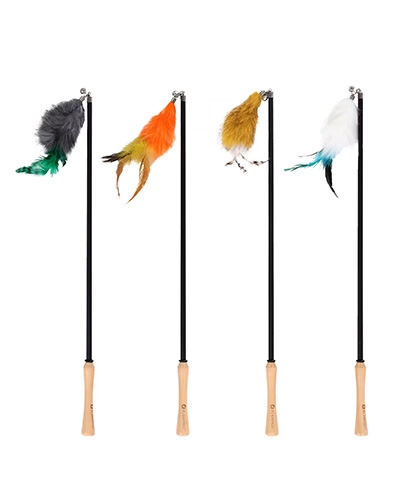 Quatre cannes à pêche pour chat avec plumes colorées.